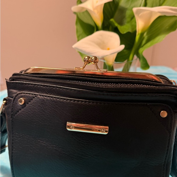 VINTAGE Women’s Black Leather Crossbody
Handbag/Purse with Kiss-Lock Top - Picture 5 of 12